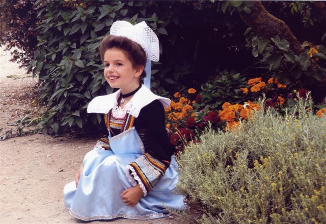 fillette-en-costume-regional-traditionnel.jpg