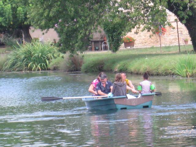 un-tour-avec-notre-barque-sur-le-canal.jpg